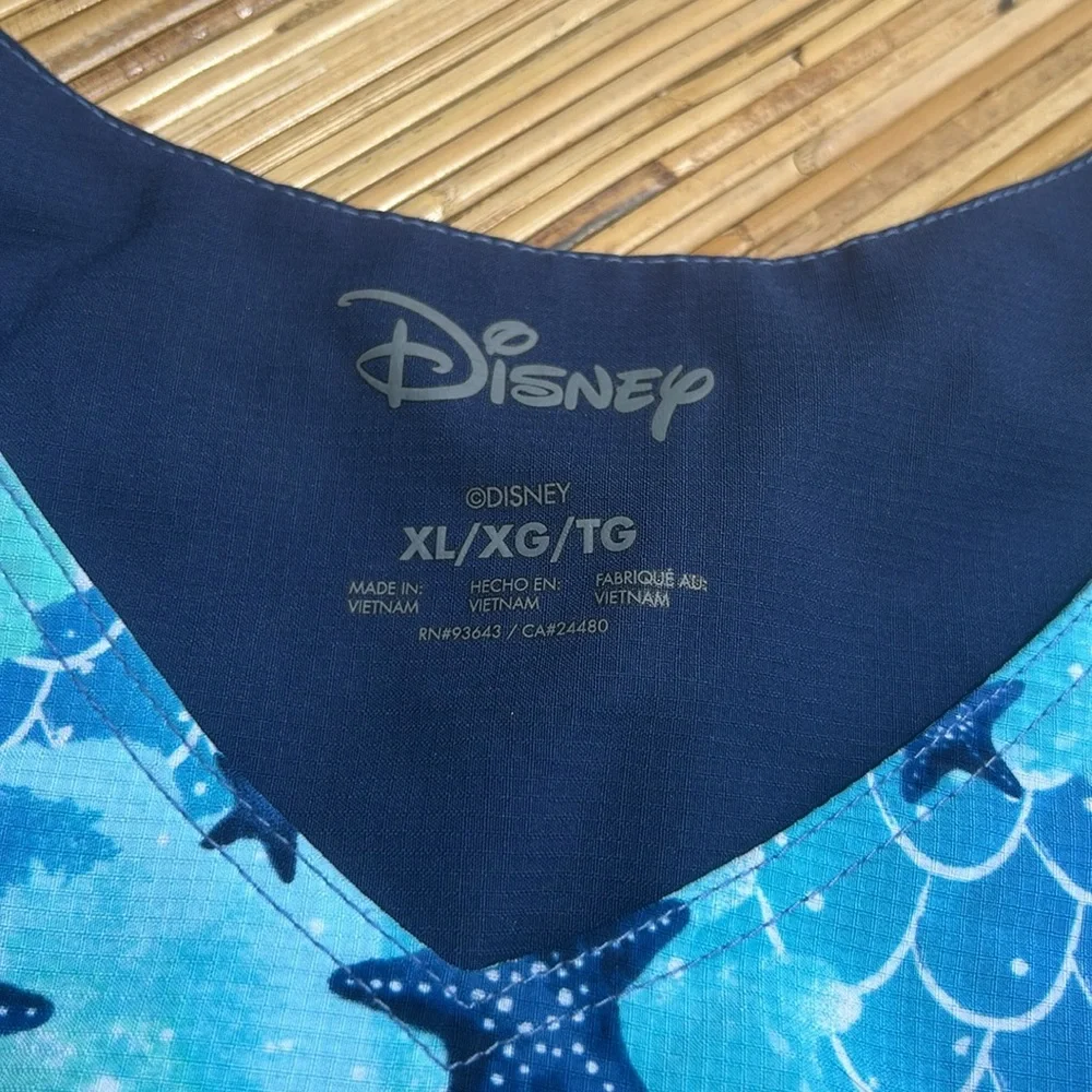 Disney Ocean Dream Ariel Women's 3-Pocket V-Neck Print Scrub Top Little mermaid - Picture 4 of 5